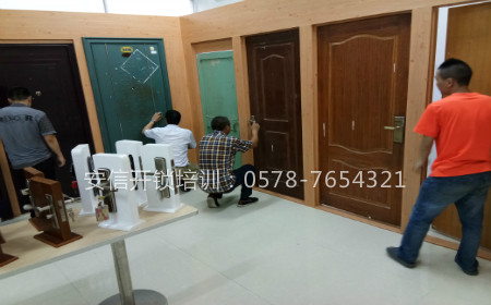 鎮(zhèn)江學(xué)開鎖：鎖體拆卸