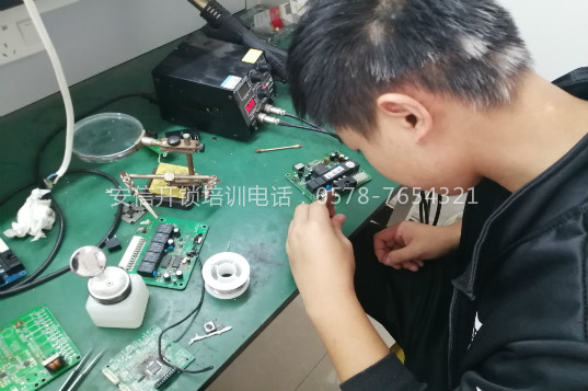 鎮(zhèn)江學(xué)員學(xué)汽車電子防盜編程